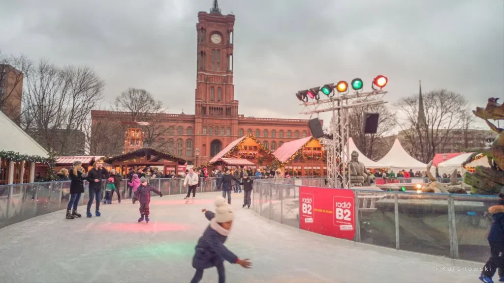 neptunbrunnen-ice-skating-berlin